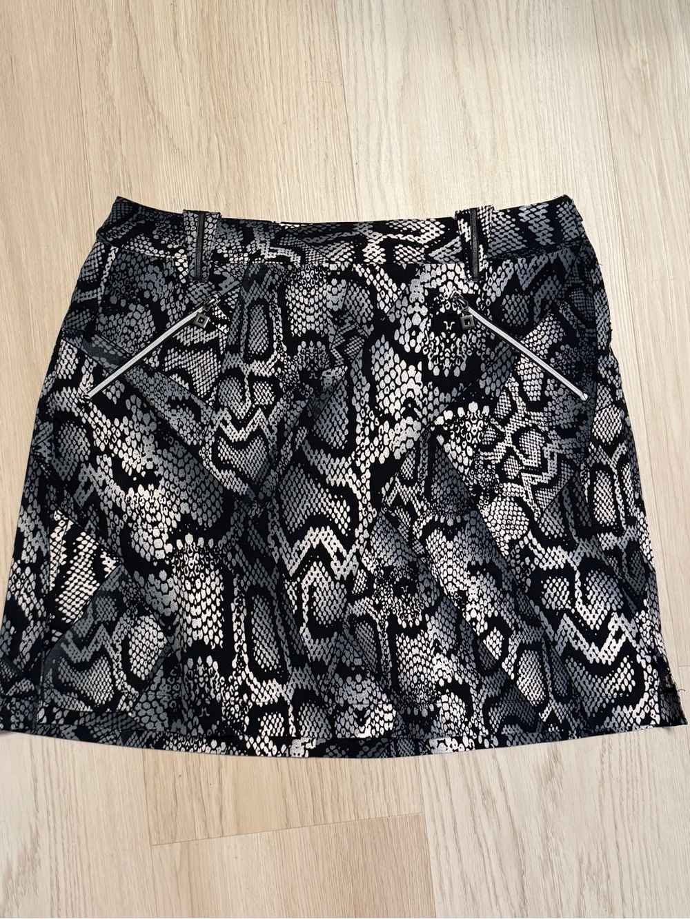 Jamie Sadock Boa Snake Print Skirt 8 gold zip pockets Black White Gray